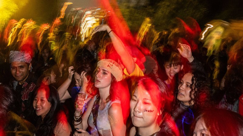 台湾庙宇里的锐舞派对