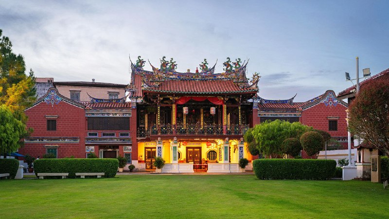 Overseas Chinese risk losing their oldest institutions