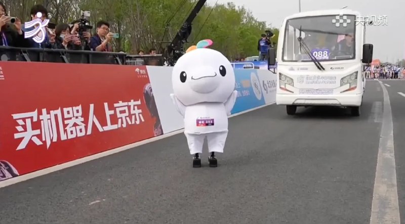 史上最萌垫底，2026机器人半马抽象大赏