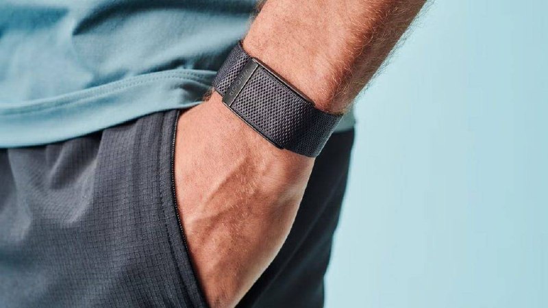 连时间都没法看的手环，每年敢收 1000 块，居然比苹果还火？