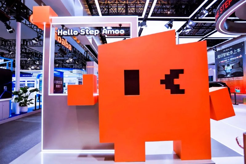 6 台机器人拼长城、首款智能体手机首秀：阶跃把 AI 塞进了现实世界｜WAIC 2026