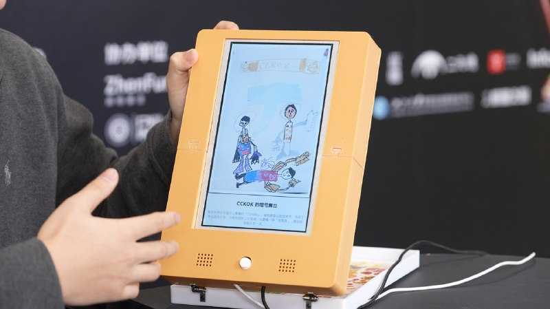 这届年轻人用 AI 造的「新物种」：活过来的画框、会叹气的台灯、会写信的龟背竹……