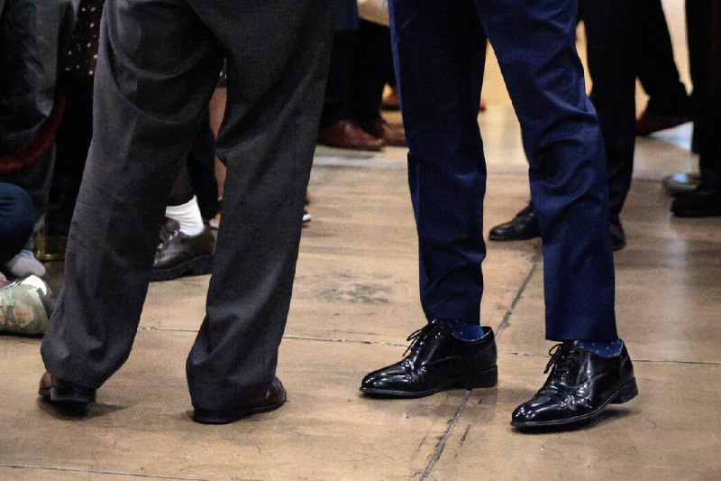 特朗普政府的男性为何都爱“穿大鞋”？