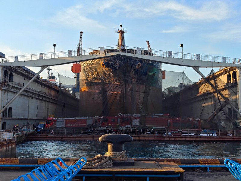 青岛造船厂内外籍货船起火，25人遇难