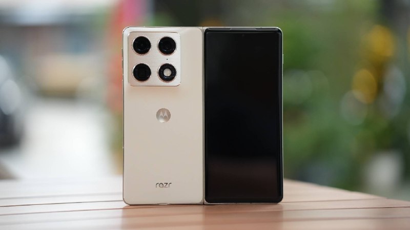 摩托罗拉 Razr Fold 体验：去，把三星的桌子掀了