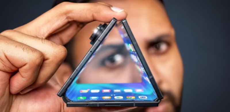 三星三折叠上手：折起是手机，展开竟然是…电脑？