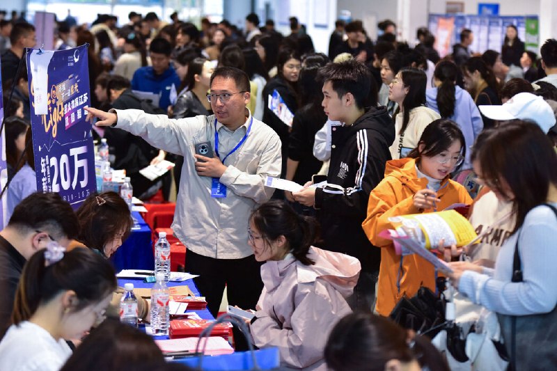 中国应届毕业生求职难：就业市场饱和叠加人工智能冲击