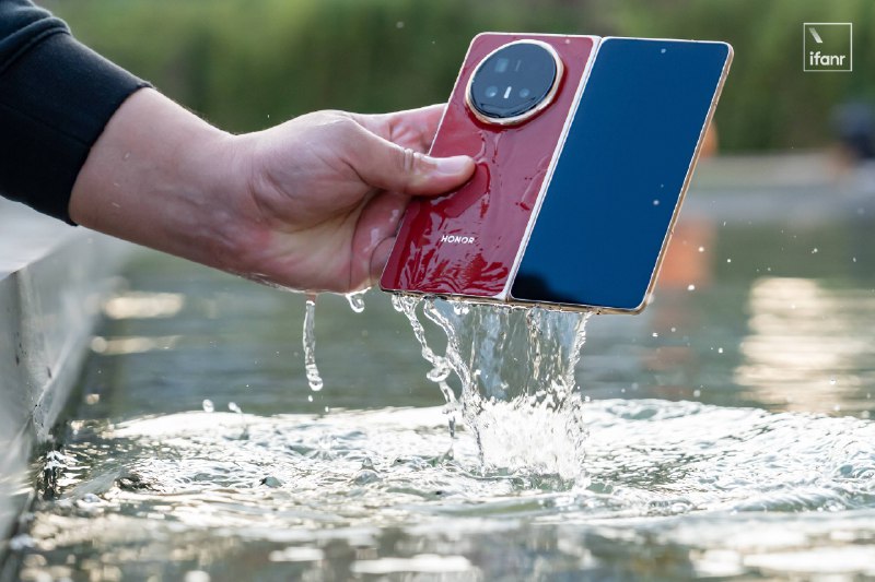 荣耀 Magic V6 体验：iPhone Ultra 的第一个挑战者