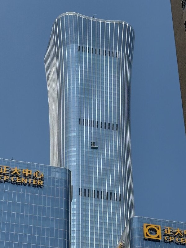 北京证实小型飞机撞击“中国尊”，称飞行员死亡