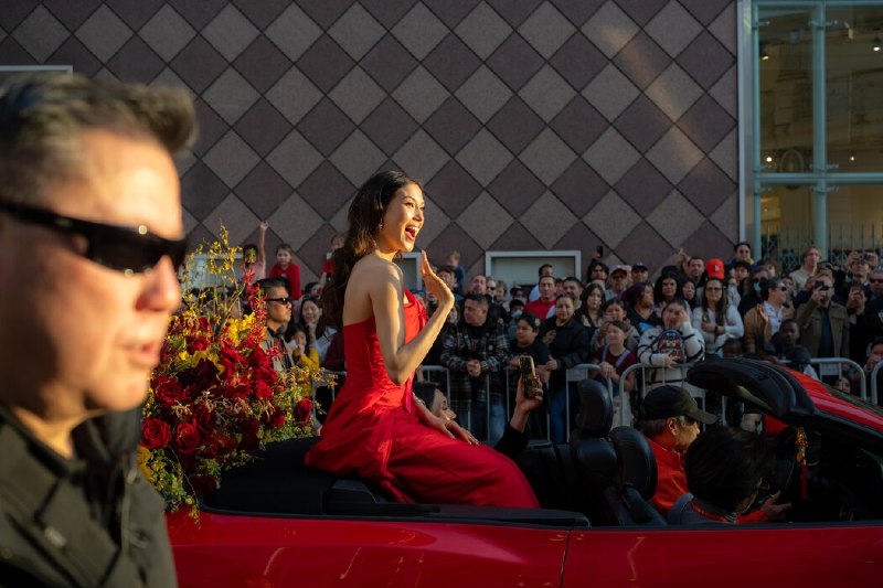 谷爱凌出席旧金山春节大游行：掌声与争议中的华裔明星