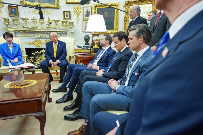 特朗普用珍珠港事件开玩笑，高市早苗面露尴尬