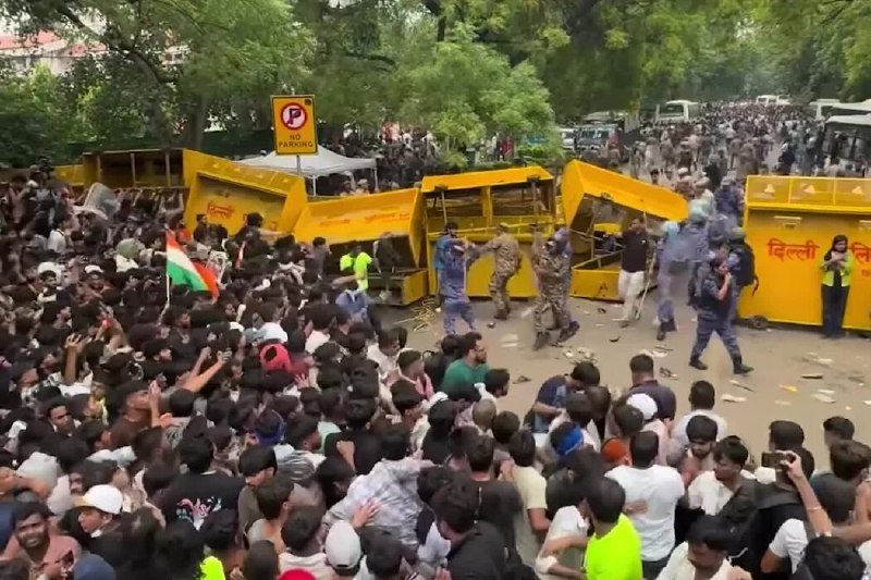 弹丸枪、警棍、催泪瓦斯：印度警方如何镇压青年抗议者