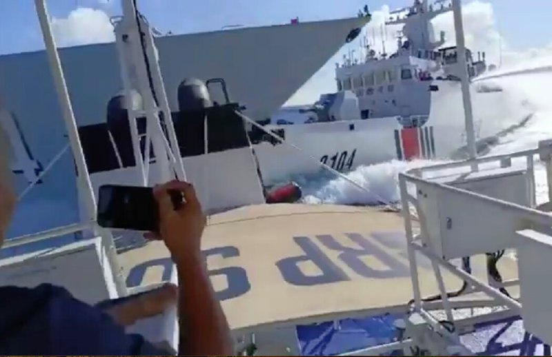 中国海警船与解放军军舰相撞，菲律宾批“危险动作”