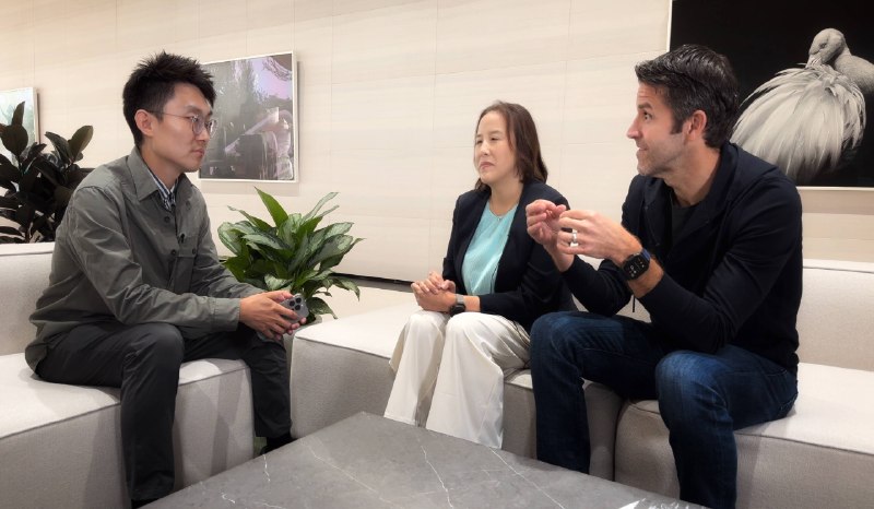 在苹果新 CEO 上任前，我们和他聊了聊 AI 与 iPhone