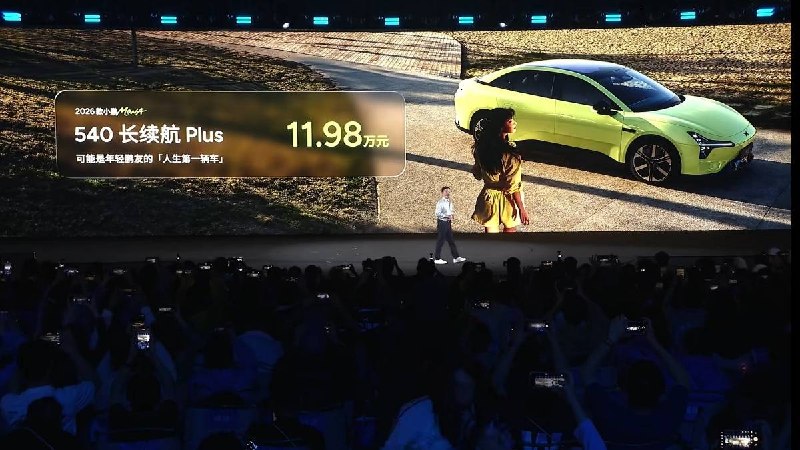 11.98 万起，占了同级一半销量的小鹏 MONA M03，又加上了「图灵芯片」和「越级座舱」